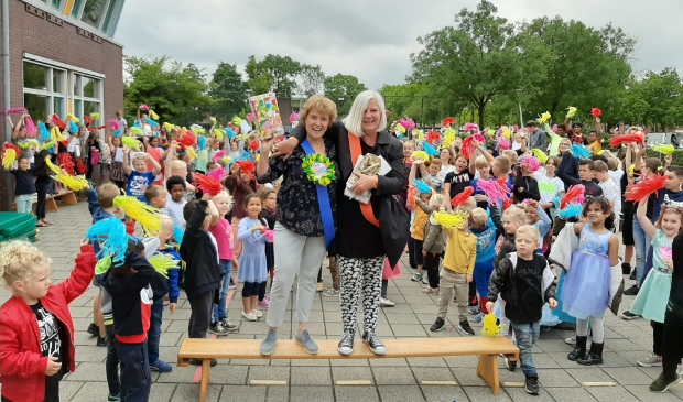 Respect voor tachtig jaar lesgeven! Juffen Marcelle en Irene namen afscheid van hun kinderen op obs De Watermolen.