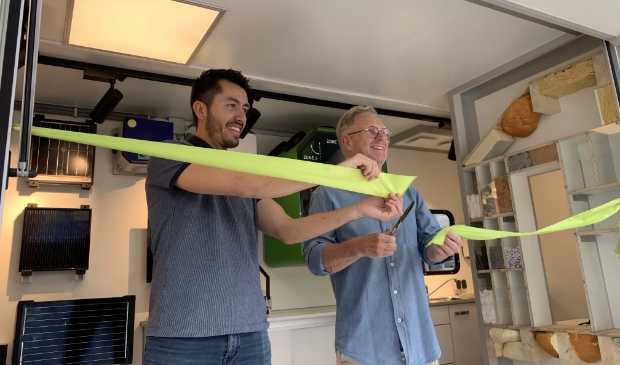De Heemskerkse wethouder Gaatze de Vries (rechts) heeft op de weekmarkt de showroom officieel geopend.