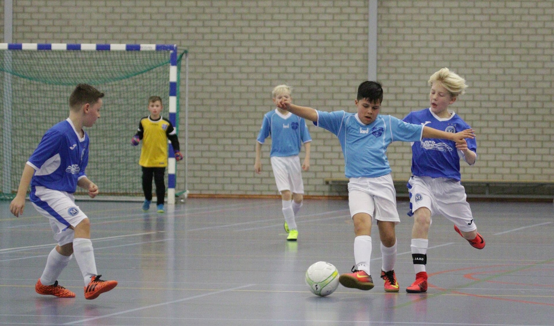 De jeugd kan lekker zaalvoetballen bij FC Zaanstreek!