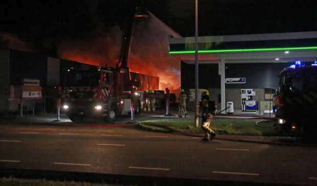 Een fikse brand in een bedrijfsverzamelpand op bedrijventerrein Beverkoog