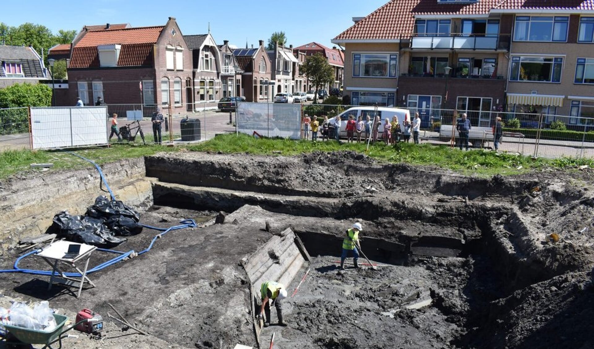 Opgraving van de beschoeiing van de Oude Buyshaven, op de hoek van de Kuipersdijk en de Cromhoutstraat.