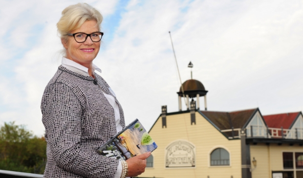 Thea Houtenbos, één van de deelnemende dichters uit Langedijk.