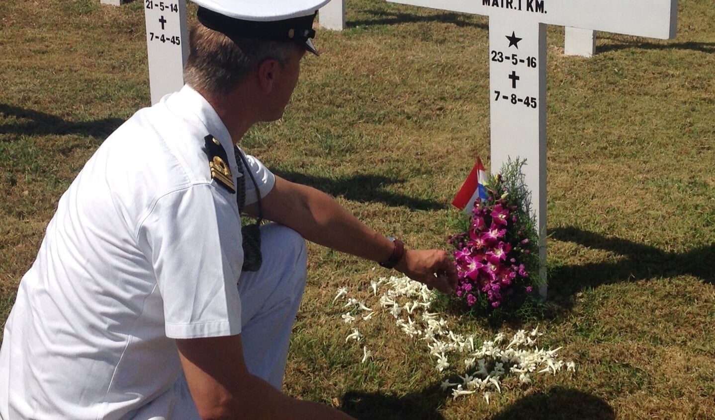 Bloemlegging op 18 september 2015 door een marine-officier bij het graf van Dirk de Jong op de begraafplaats Kembang Kuning te Soerabaja (ereveld van de oorlogsgravenstichting).