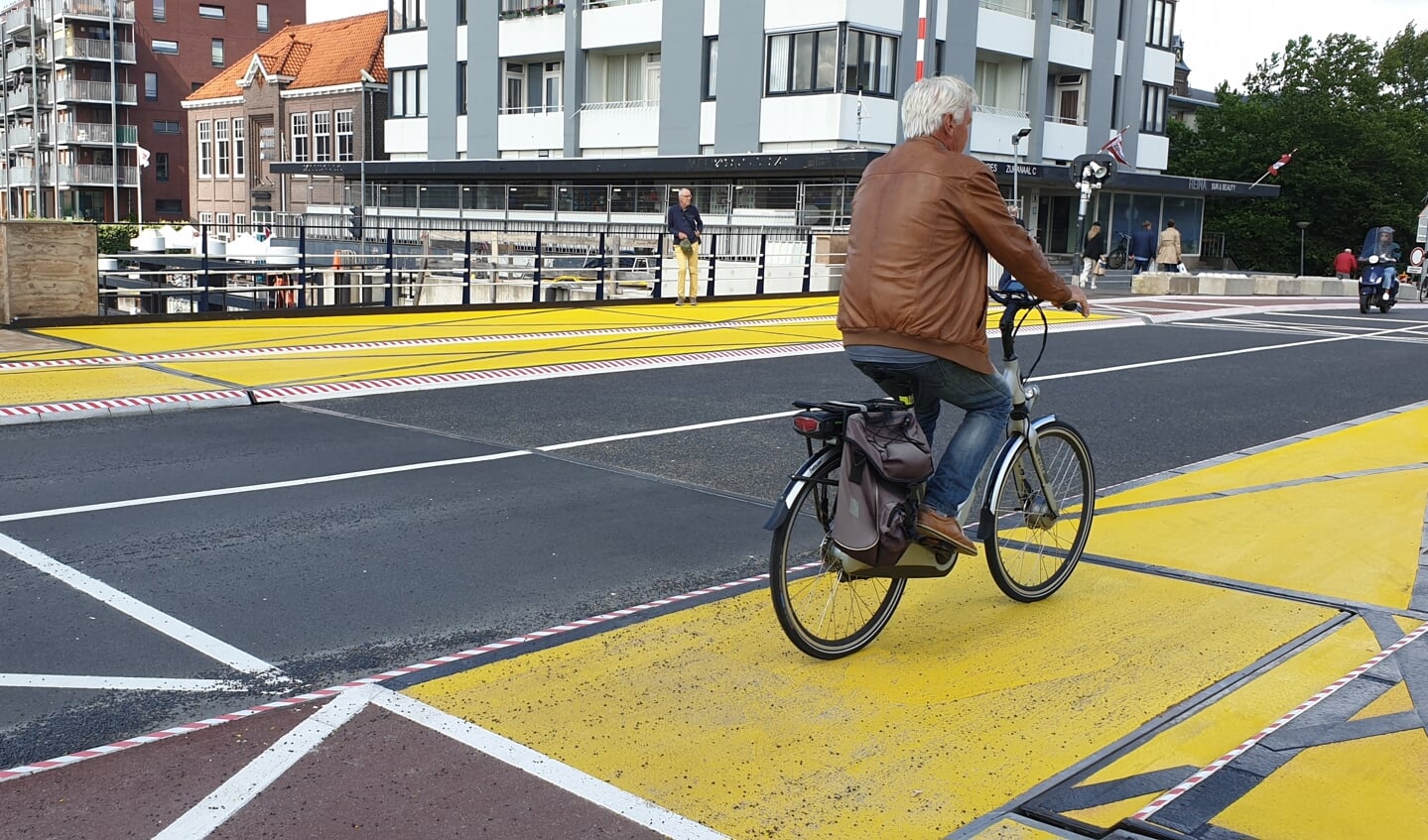 Deze fietser trotseerde de nieuwe brug en kwam ongeschonden aan de overkant... 