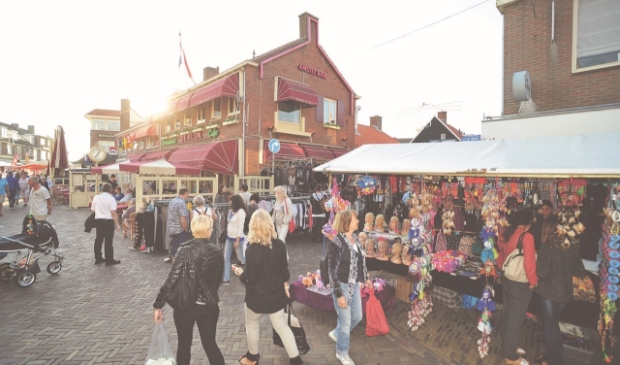 <p>Braderie Egmond; gelukkig zijn er nog kleurenfoto's</p>