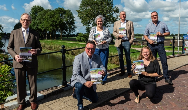 Van links naar rechts: Erik Heinrich, Mario Hegger, Karen Heerschop, Hans Schütt, Shirley Benoit en John Bontje.