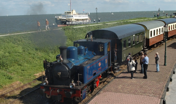 <p>Stoomtram en boot weer verenigd.</p>