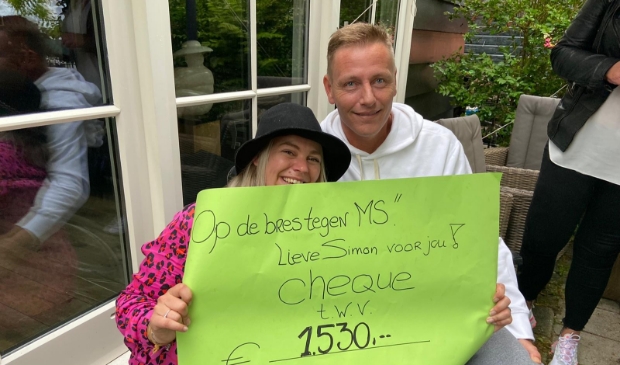 Mandy levert het prachtige bij elkaar gehaalde geldbedrag persoonlijk af bij Simon.