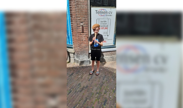Tienjarige fluitspeler in binnenstad van Enkhuizen.