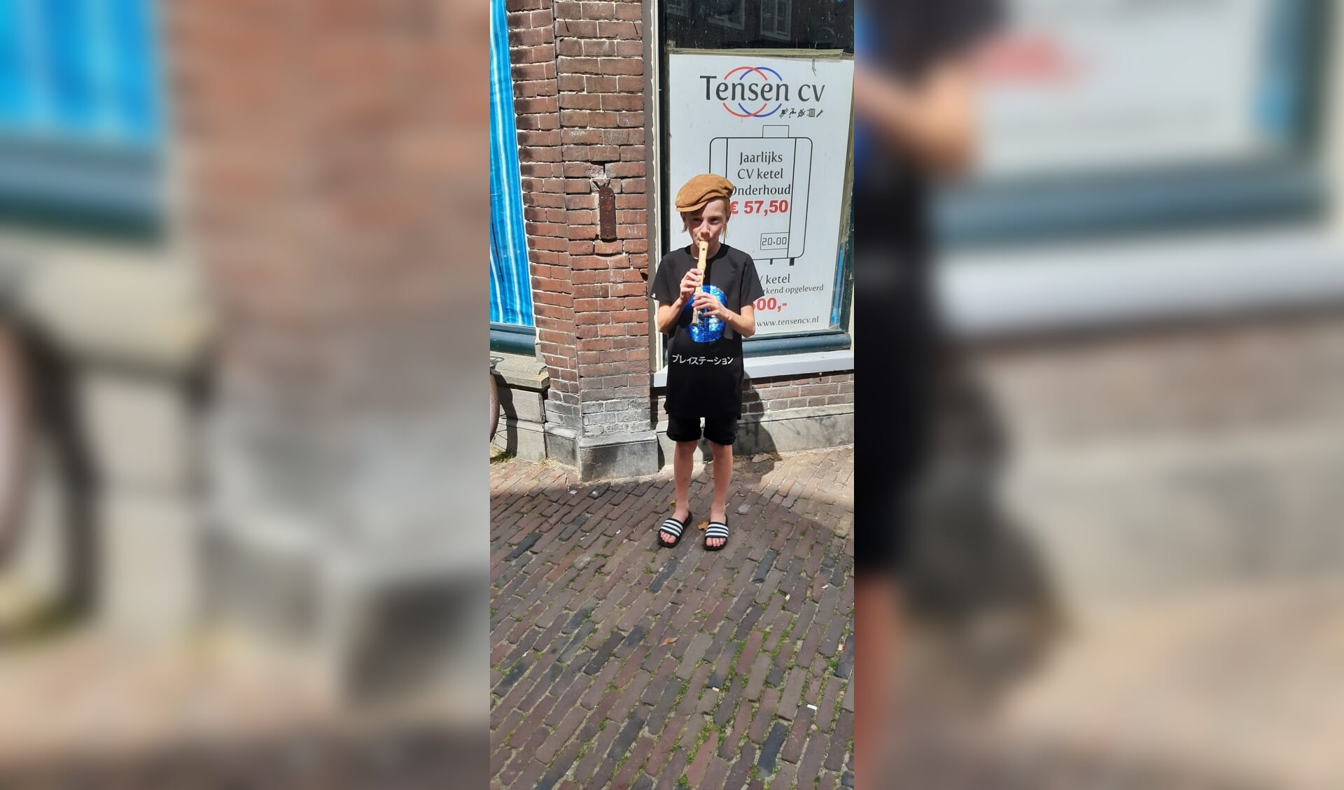 Tienjarige fluitspeler in binnenstad van Enkhuizen.