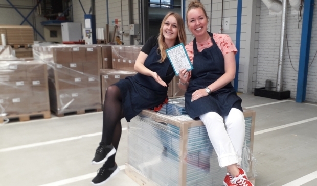 Emma Zuidam (23, links) en vriendin Bianca Krijnen-Splint (38) hebben het ‘Grote’ Onthamsteren Kookboek geschreven. Foto: eigen beeld 