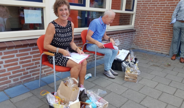 Na schooltijd werden Jan en Ans door de collega's toegezongen en waren er cadeautjes.