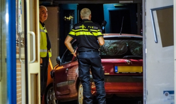 De auto kwam tot stilstand in de gang van de school.
