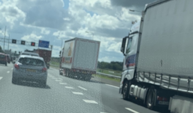 Vrachtwagens negeren massaal rood X op A9.