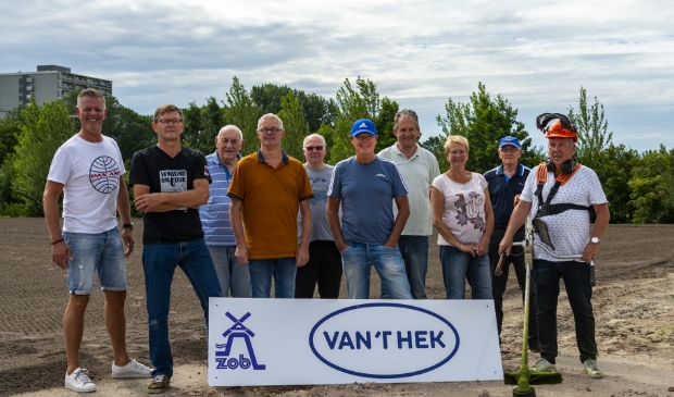 Drie dagen in de week staan vrijwilligers klaar om het complex er pico bello uit te laten zien. In het midden Jan Stekelburg (met pet) en Fred Rijswijk. Foto is voor het Coronatijdperk gemaakt.