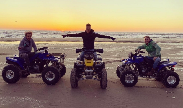 Timo met zijn vrienden op het strand poserend met hun quads