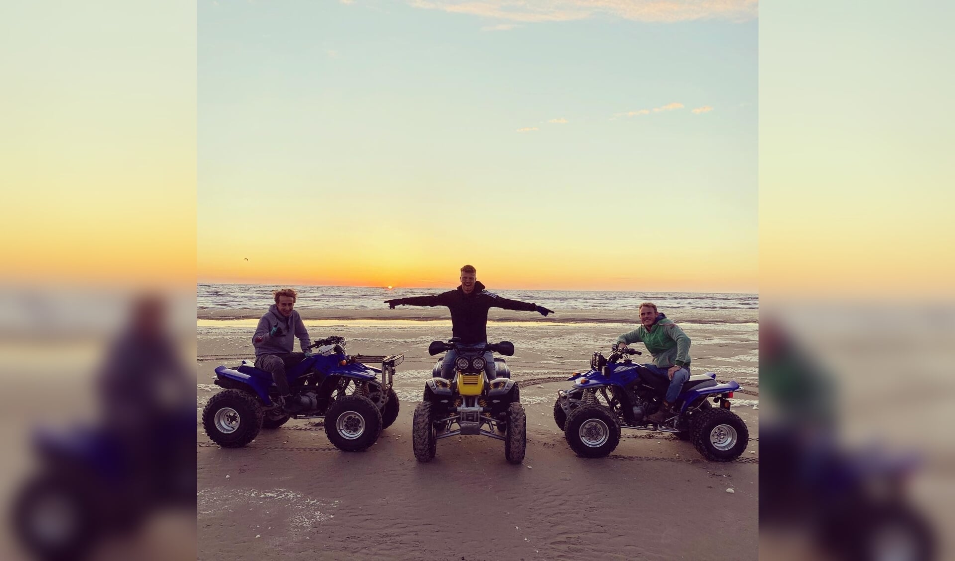 Timo met zijn vrienden op het strand poserend met hun quads