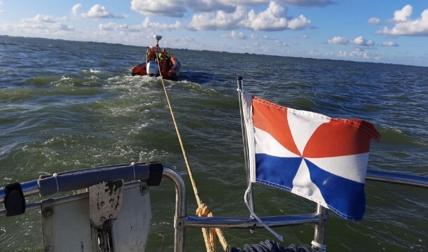 Reddingsstation Wijdenes schiet te hulp op het Markermeer.