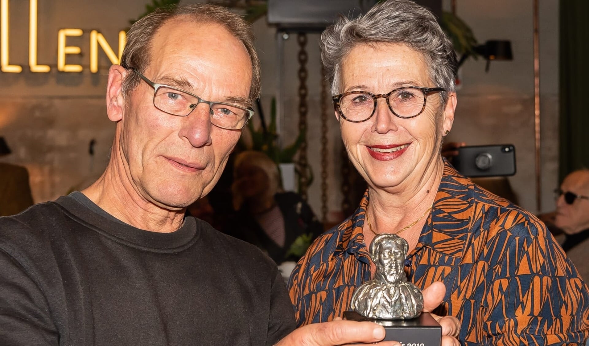 Tineke Abercrombie-Schoorl reikte eind vorig jaar nog de VHP-prijs uit aan Klaas Kwadijk. Zojuist was het haar beurt en kreeg ze een Koninklijke onderscheiding. 