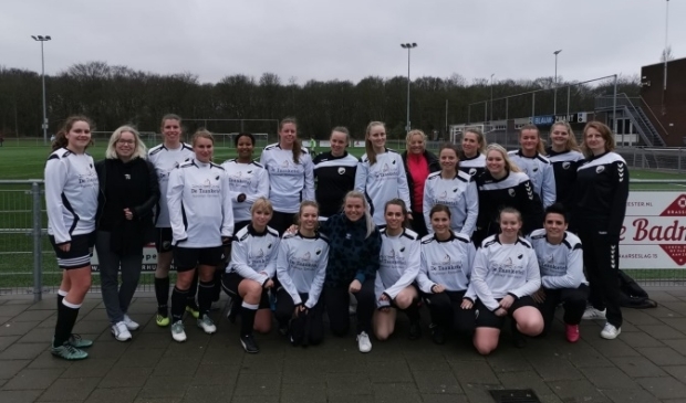 Het damesteam bij SV Marken.