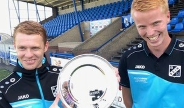 ODIN-spelers tonen trots de overwinningsschaal van 2019.