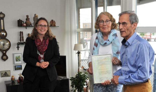 Felicitaties van burgmeester van Wormerland Judith Michel voor het echtpaar Scholte-Burghout vanwege hun 60-jarig huwelijk.
