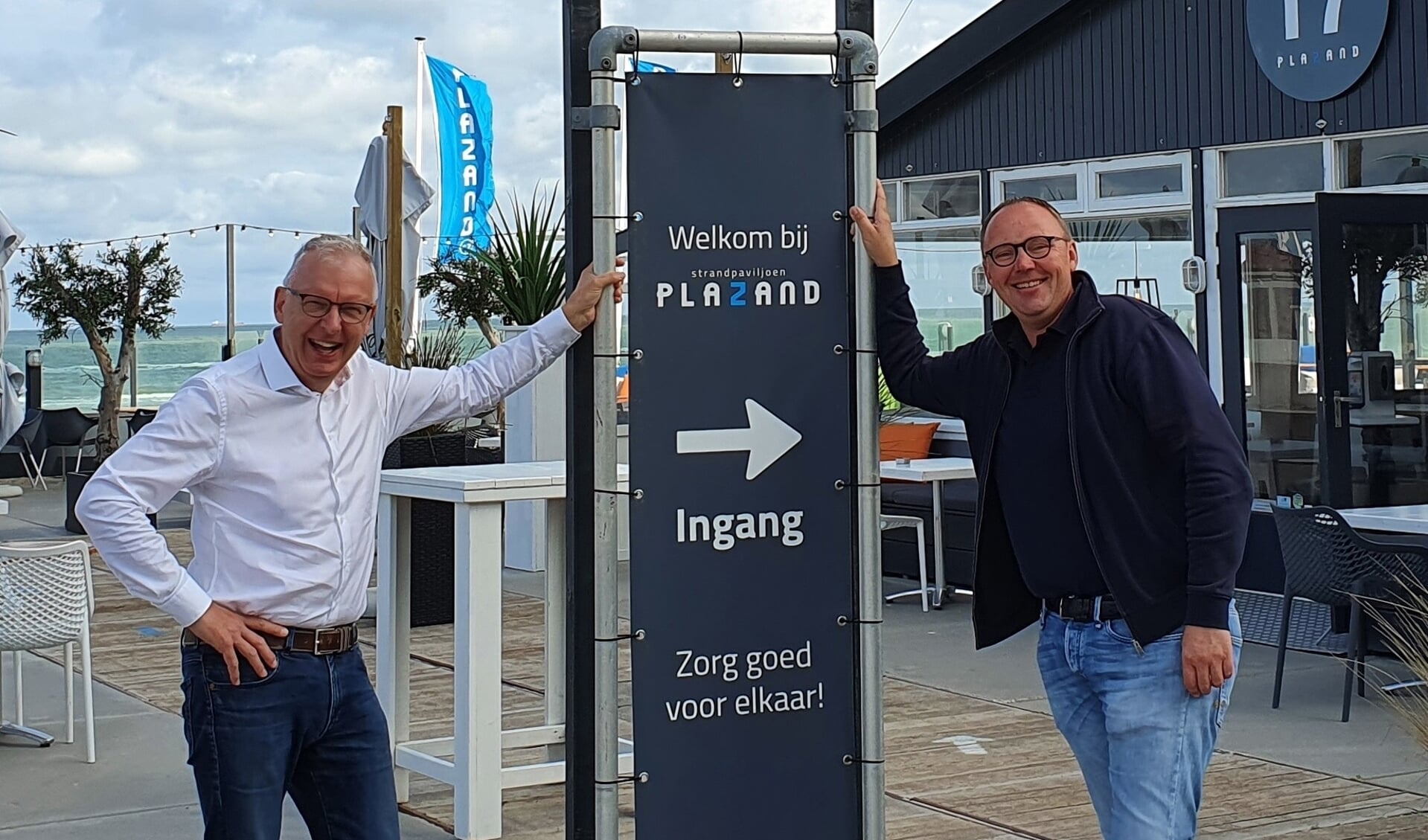 John Cornelisse (ondernemer en compagnon van PlaZand rechts) en Rob Wieleman (ondernemer Kennemer Business zakennetwerk) heten de gasten alvast welkom.