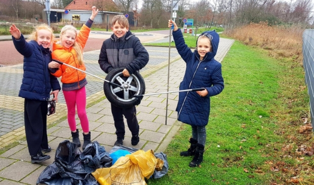 Kinderen maken plezier tijdens het ploggen. Er liggen zelfs autobanden langs de weg.