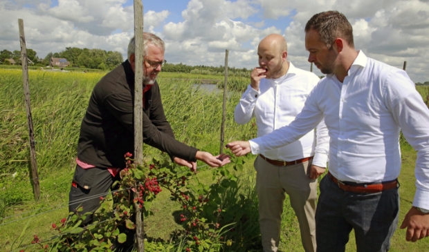 <p>Harry Knijnenburg (links) geeft wat informatie aan de nieuwe huurders van de akker: Jorn (midden) en Daniel.</p>