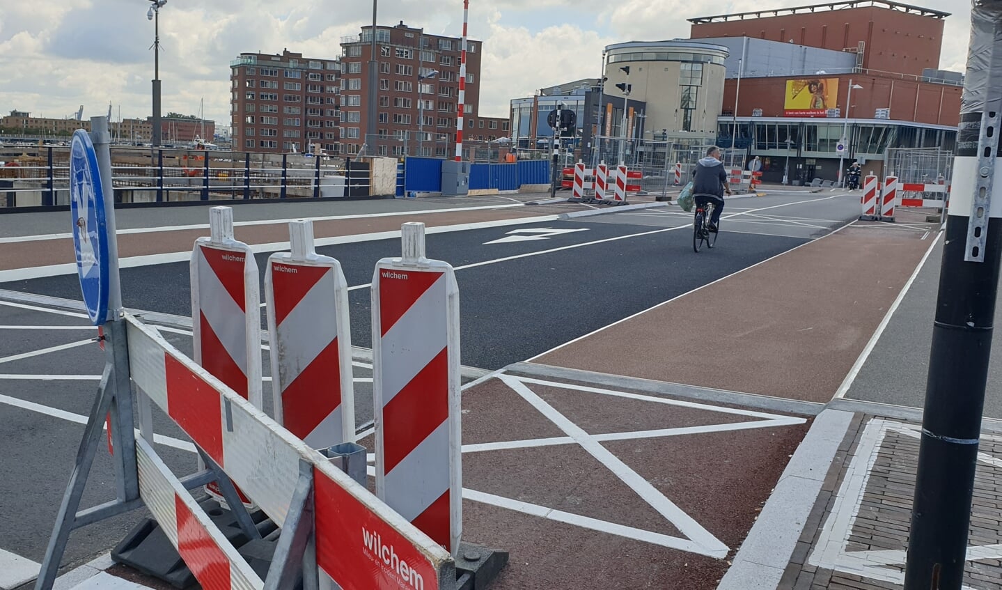 Het fietspad van de Wilhelminabrug is nog afgesloten voor het fietsverkeer. En het fietsdeel is nog niet geel geschilderd.