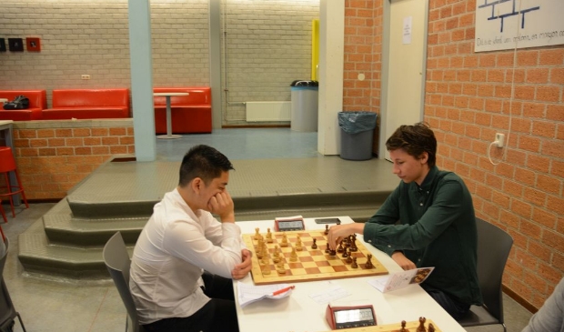 Hing Ting Lai (l), de winnaar in 2018, op weg naar remise tegen de nieuwe kampioen Liam Vrolijk in 2019.