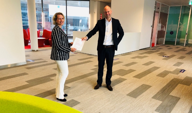 Liane de Ruijter en Eric Zwart na ondertekening van het sponsorcontract.