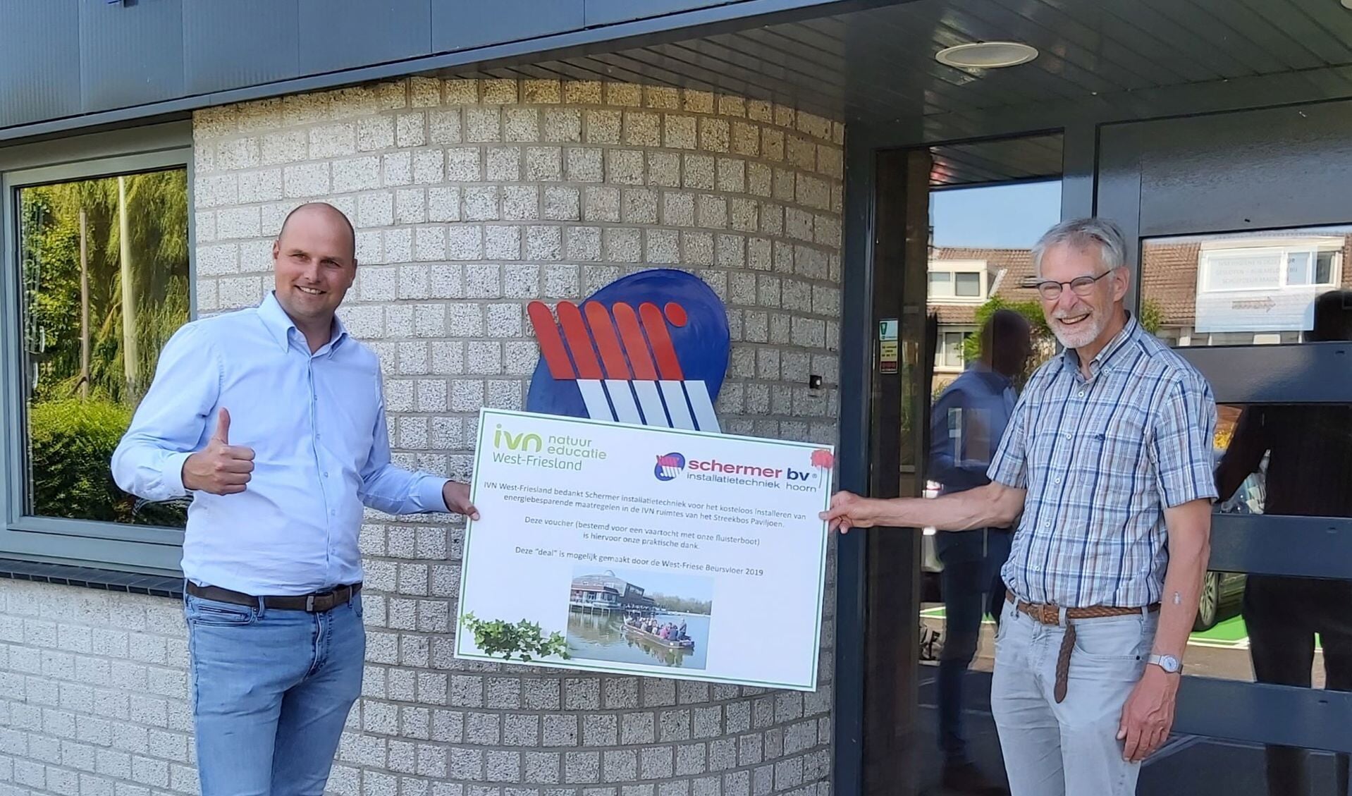 Barend Schermer krijgt voucher voor vaartocht overhandigd door Geert Veldhuis van IVN West-Friesland.