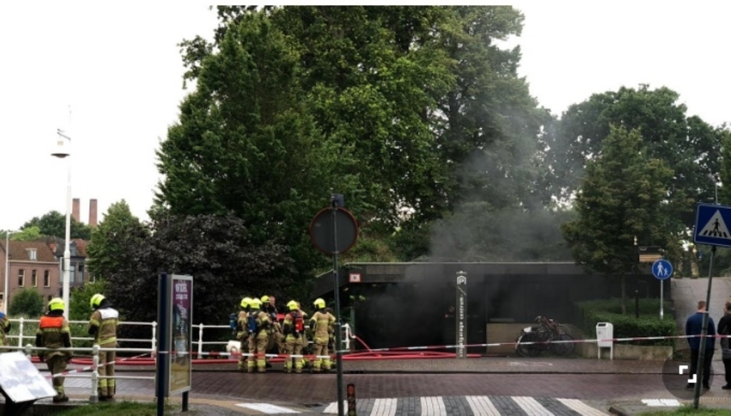 De politie heeft een verdachte aangehouden in verband met die vanmorgen woedde in de Singelgarage in Alkmaar.