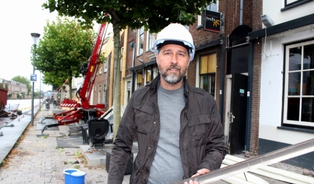Alekos Baloumis werkt zelf zo veel mogelijk mee aan de wederopbouw van Proto, net als broer Nikos. FOTO: Morvenna Goudkade