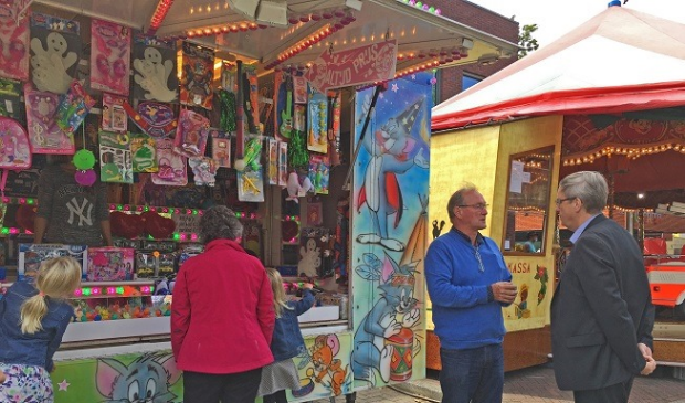 De kermis gaat door, maar wel volgens de coronaregels. Op de foto Rob Meerhof tijdens zijn bezoek aan een voorgaande kermis.