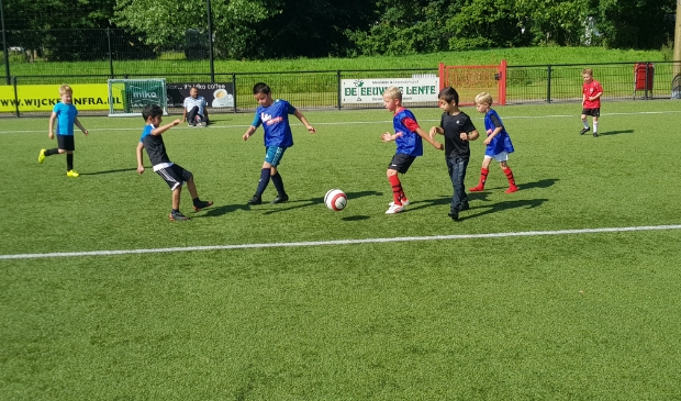 De jeugd van De Kennemers in training.