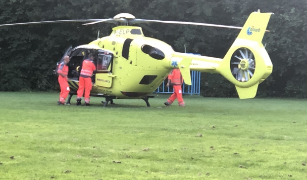 De heli landde op het speelveldje in het park.