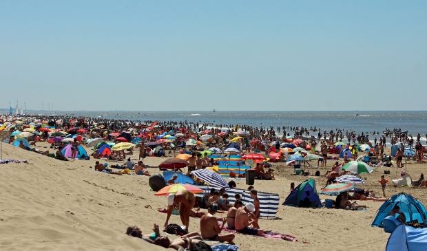 <p>Sjef Kennishaas maakte deze foto's van een propvol strand.</p>