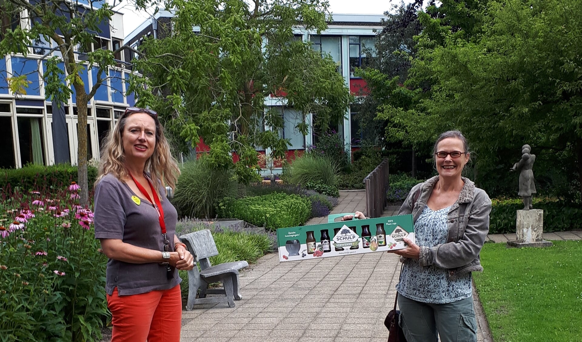 Yvette Oomen (l), coördinator vrijwilligers van Hospice Dignitas met Carolien van Vliet van Incotec.