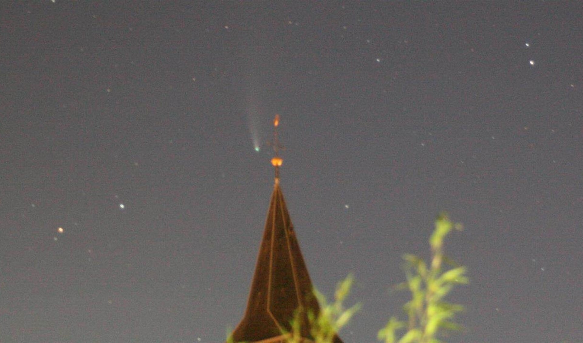 Komeet NEOWISE boven de Grote Kerk van Monnickendam.