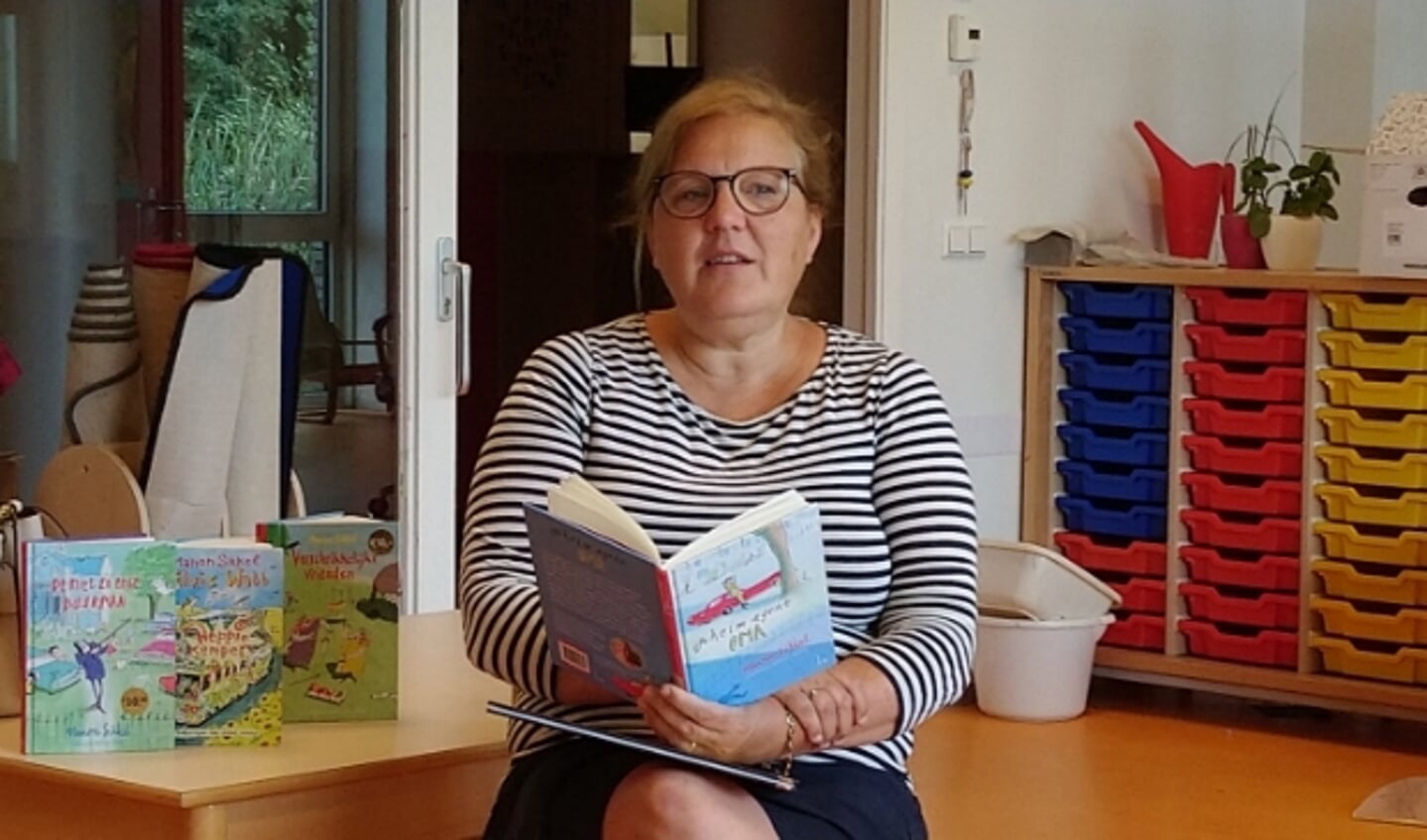 Schrijfster Manon Sikkel las afgelopen donderdag voor in jenaschool de Zevensprong. Foto: Jeannette Broer van der Ham