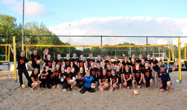 Groepsfoto clinic TeamNL Beach Tour bij Reflection in Hoogwoud.