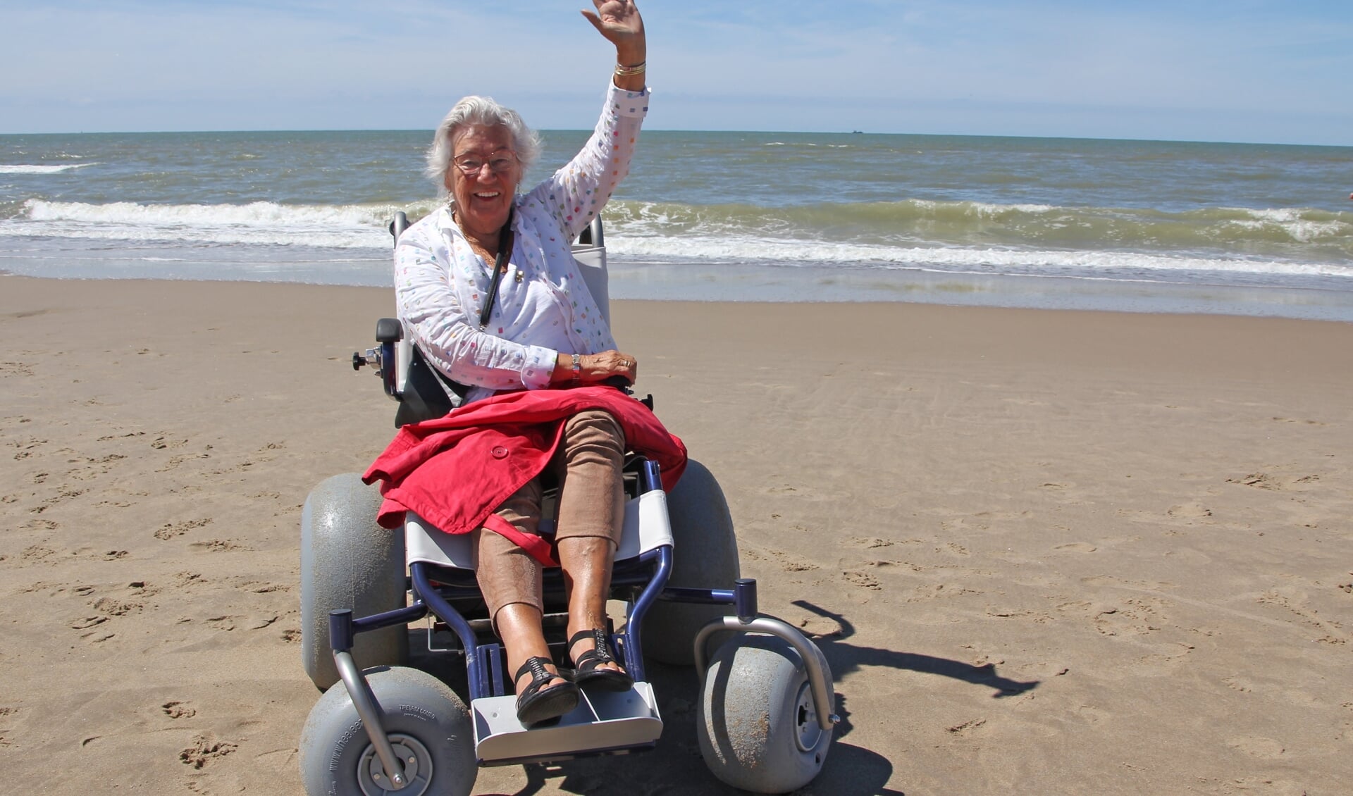 Mevrouw T. Johannes uit ’t Zand geniet met volle teugen van haar strandrit. (foto: Ton v/d/ Logt)