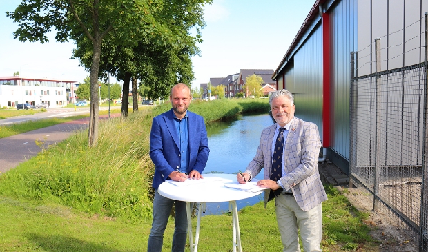 Bernlef de Vries, directeur ontwikkeling Vink bouw (l) en wethouder Ad Jongenelen (r) van de gemeente Langedijk.