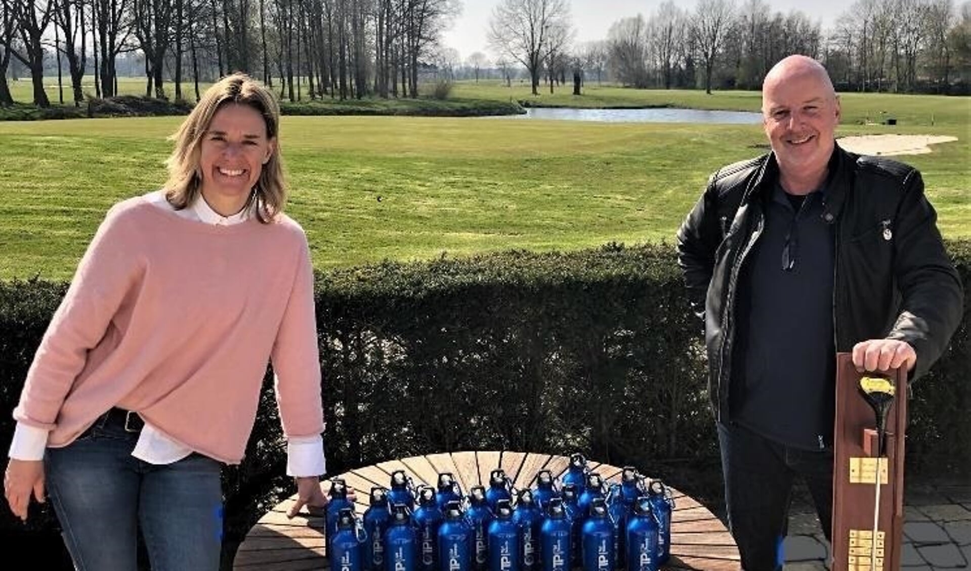 Renate Roeleveld van Golfbaan Sluispolder met Ron Huiberts van Tijd Personeelsdiensten.