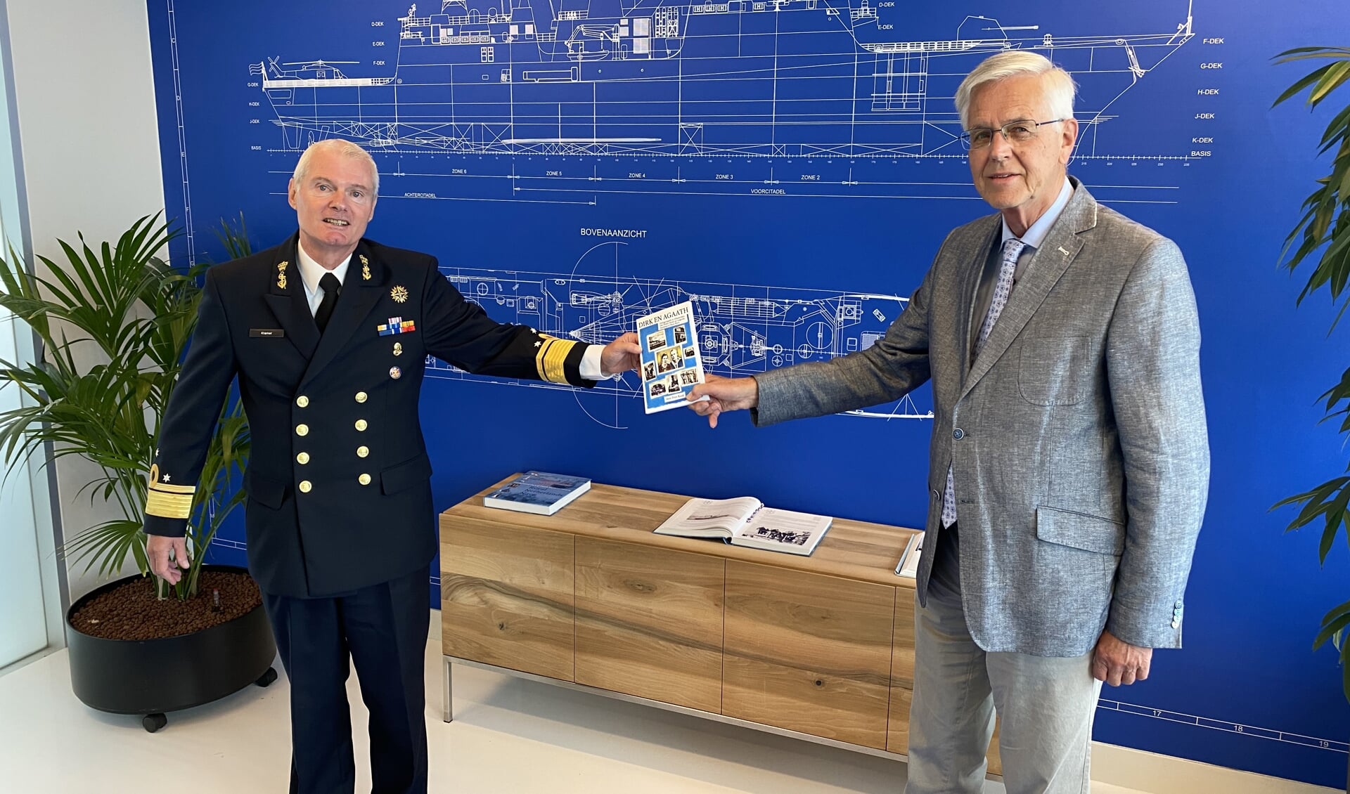 De Commandant der Zeestrijdkrachten, vice-admiraal Kramer, nam het boek in ontvangst van schrijver Frits Kool.