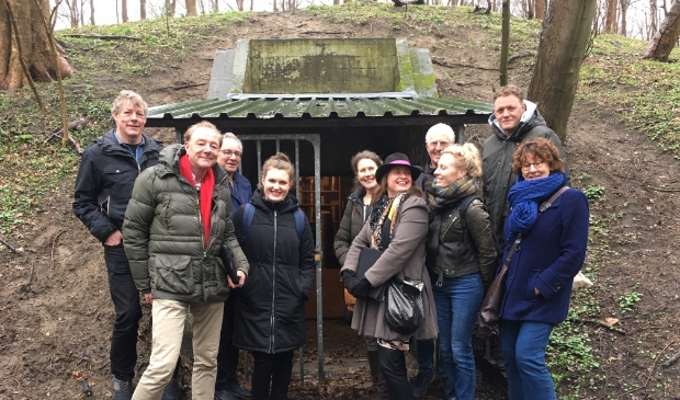 Aantal van de stuurgroep-leden voor de ingang van de Kunstbunker.