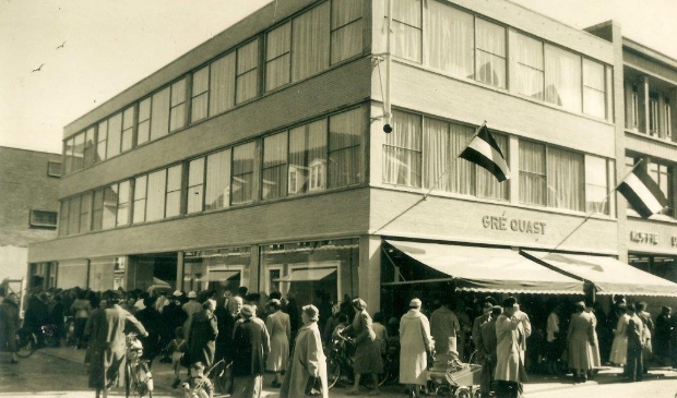 Opening damesmodezaak Gré Quast in 1957. Dertien jaar later, in juli 1970, verdween het uit de binnenstad.