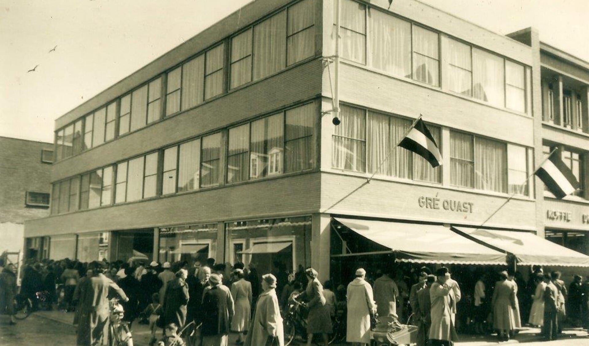 Opening damesmodezaak Gré Quast in 1957. Dertien jaar later, in juli 1970, verdween het uit de binnenstad. 